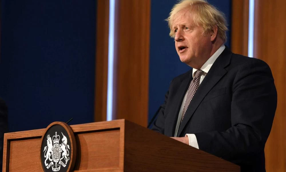 Μ. Τζόνσον: Αντί να αναβάλει την άρση... παρακαλεί τους Βρετανούς να προσέχουν